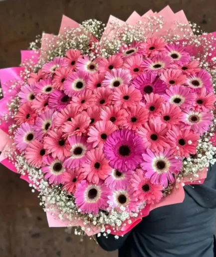 Arreglo de 50 gerberas dispuestas en forma de corazón en Ciudad Juárez