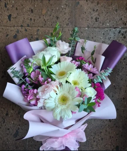 Ramo de flores frescas con rosas, lisianthus y gerberas en Ciudad Juárez