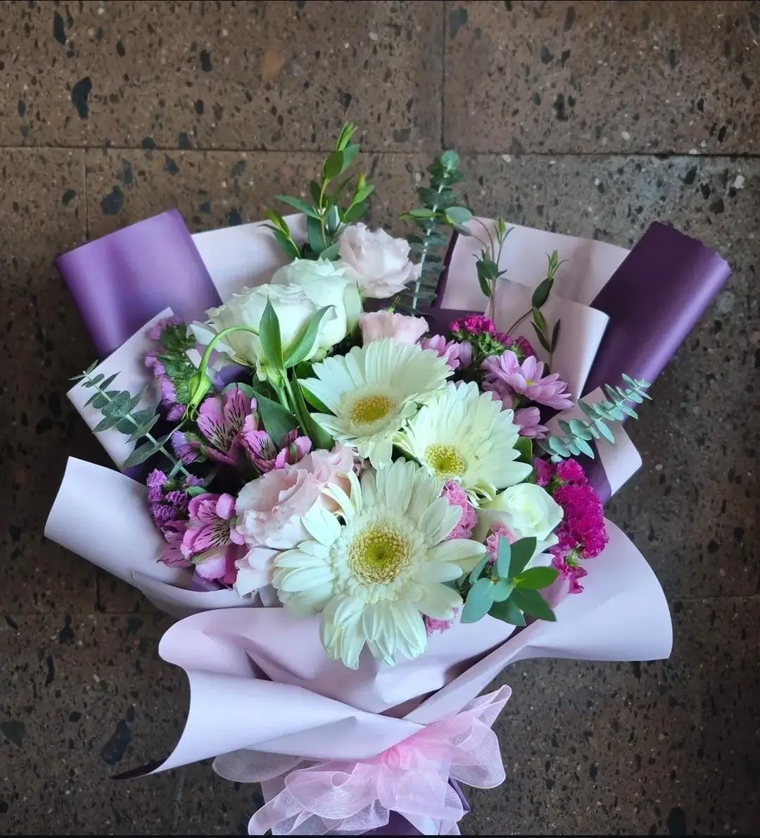 Ramo de flores frescas con rosas, lisianthus y gerberas en Ciudad Juárez