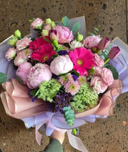 Ramo de lujo con peonías rosas, tulipanes elegantes, lisianthus blancos y gerberas para envío sin costo en Ciudad Juárez.