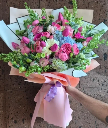 Ramo de lujo con tulipanes, hortensias, rosa inglesa y perritos para envío sin costo en Ciudad Juárez.