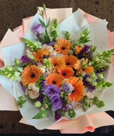 Ramo mixto de mini rosas, gerberas, lisianthus y perritos en Ciudad Juárez