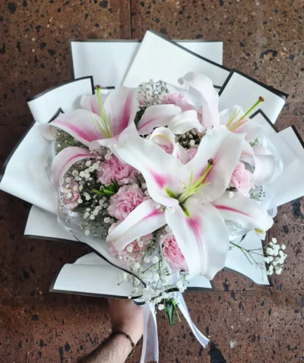 Ramo de flores con claveles y star geyser en Ciudad Juárez