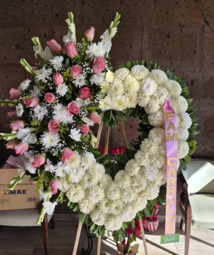 Corona fúnebre en forma de corazón para entrega en Ciudad Juárez