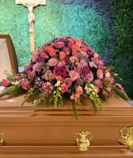 Cubre caja rosas, margaritas, perrtios y lisianthus