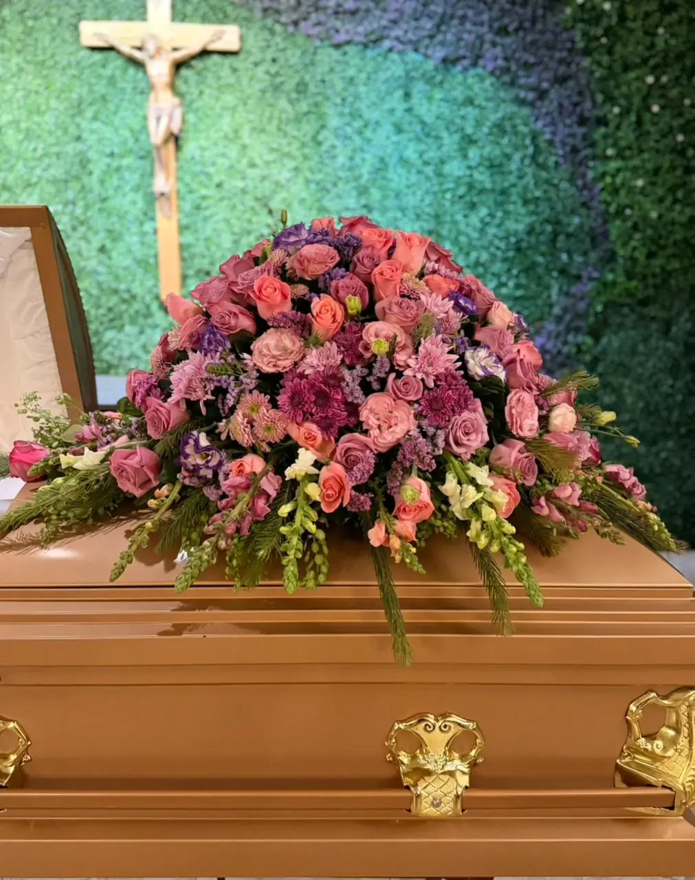 Cubre caja rosas, margaritas, perrtios y lisianthus