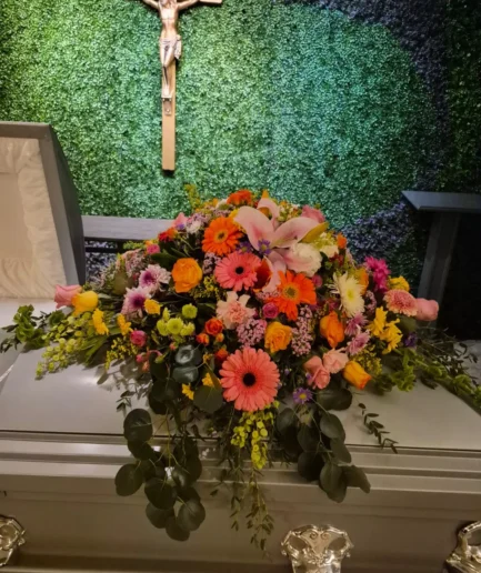 Cubre caja primaveral para servicios funerarios en Ciudad Juárez