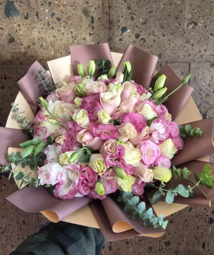 Elegante ramo de 36 rosas rojas y flores de lisianthus frescas para envío sin costo en Ciudad Juárez.