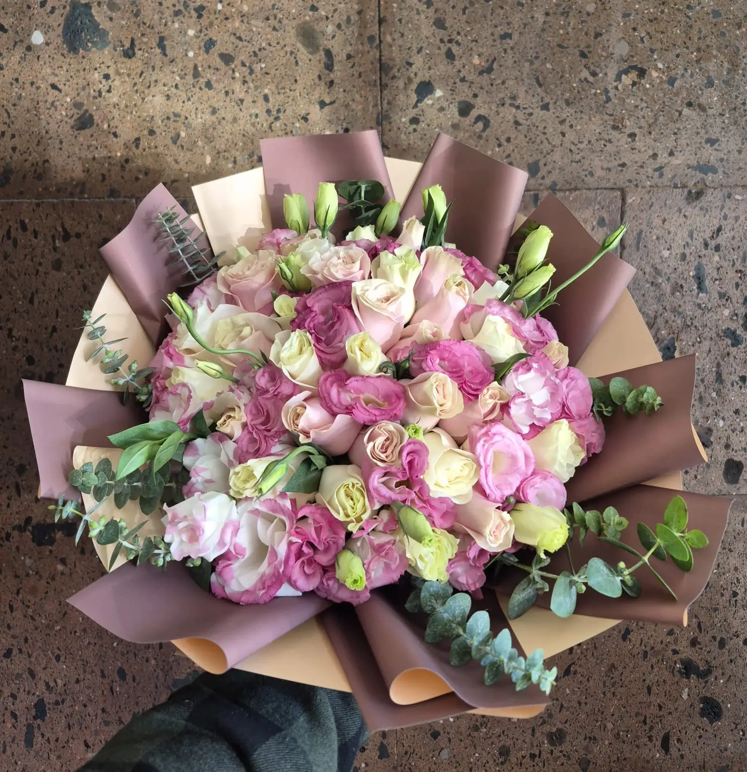 Elegante ramo de 36 rosas rojas y flores de lisianthus frescas para envío sin costo en Ciudad Juárez.