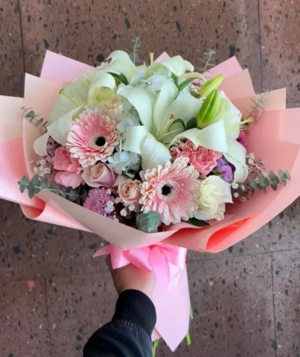 Ramo floral variado con lilis, gerberas, rosas, margaritas y claveles frescos para envío sin costo en Ciudad Juárez.