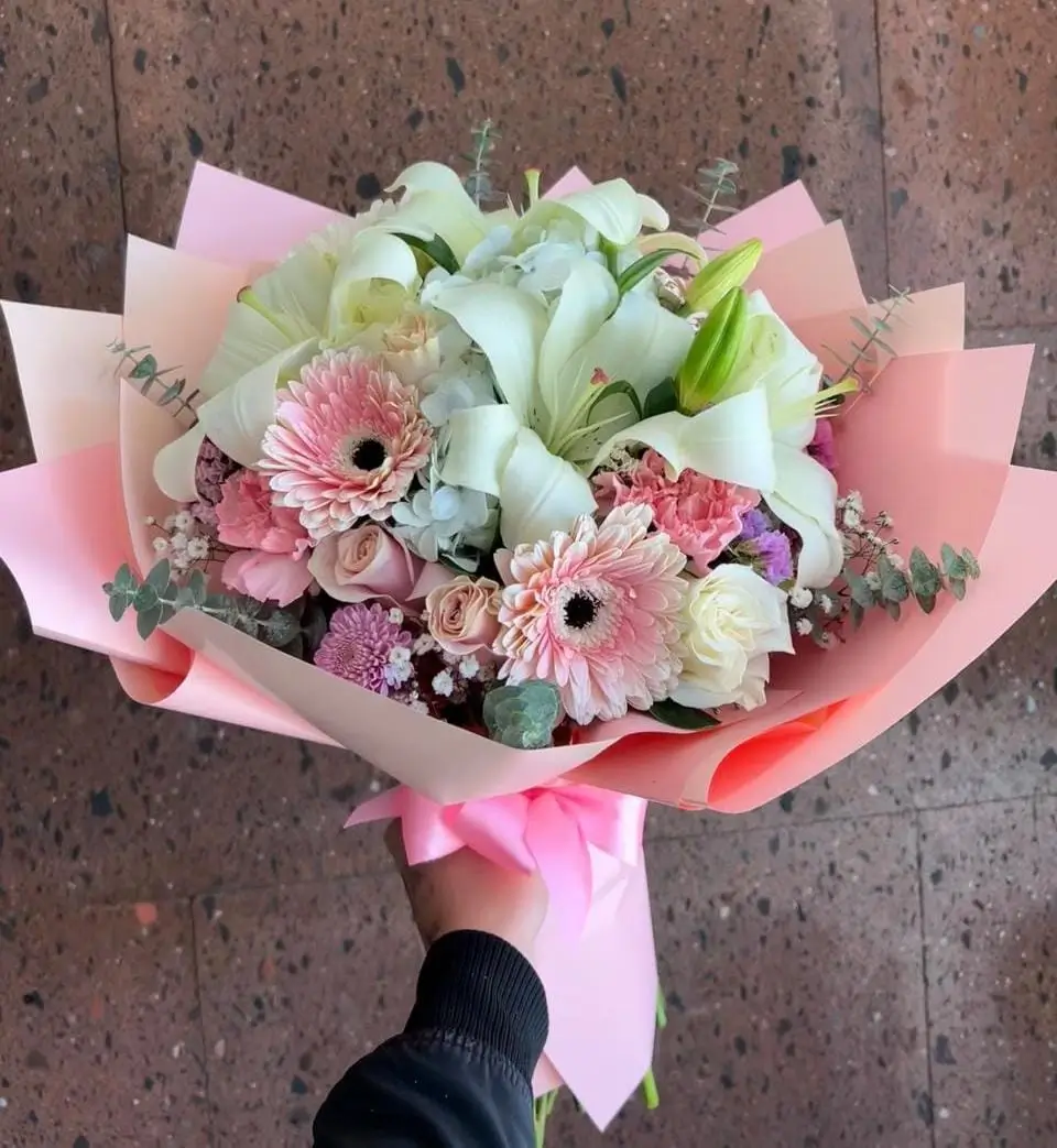 Ramo floral variado con lilis, gerberas, rosas, margaritas y claveles frescos para envío sin costo en Ciudad Juárez.