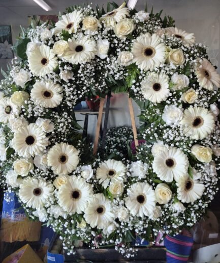 Corona fúnebre de rosas y gerberas para entrega en Ciudad Juárez