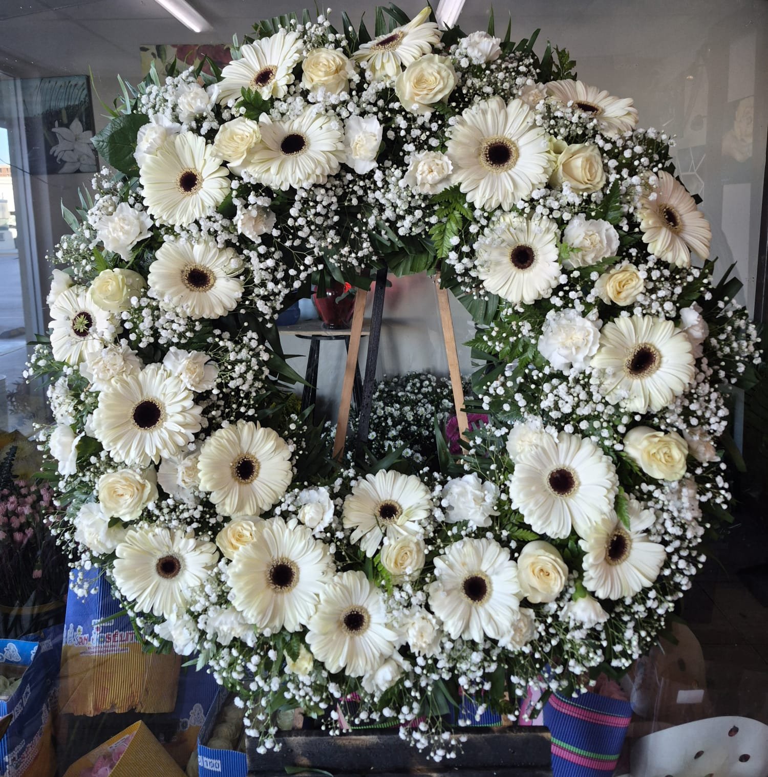 Corona fúnebre de rosas y gerberas para entrega en Ciudad Juárez