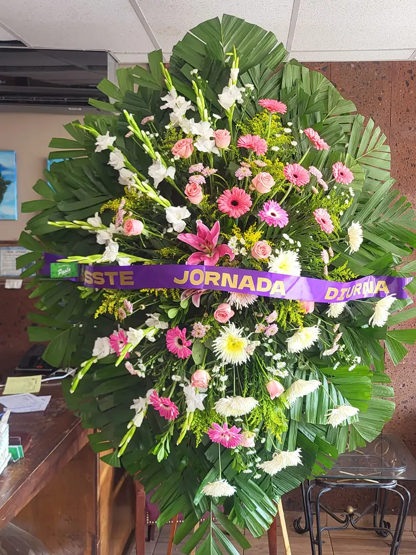Corona Gladiolas, Rosas, Gerberas y Spiders – Flores en Cd. Juárez
