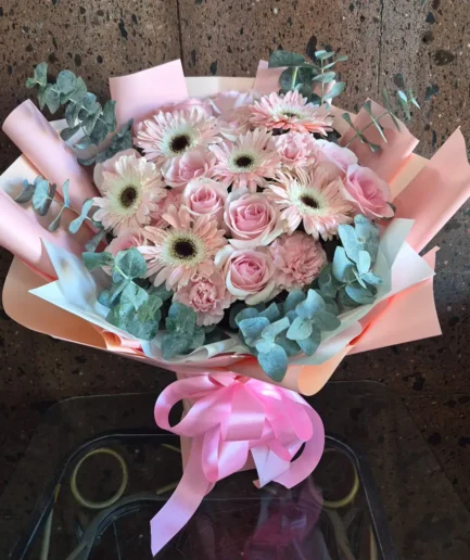 Ramo en Base Rosas, Gerberas y Claveles – Flores en Cd. Juárez
