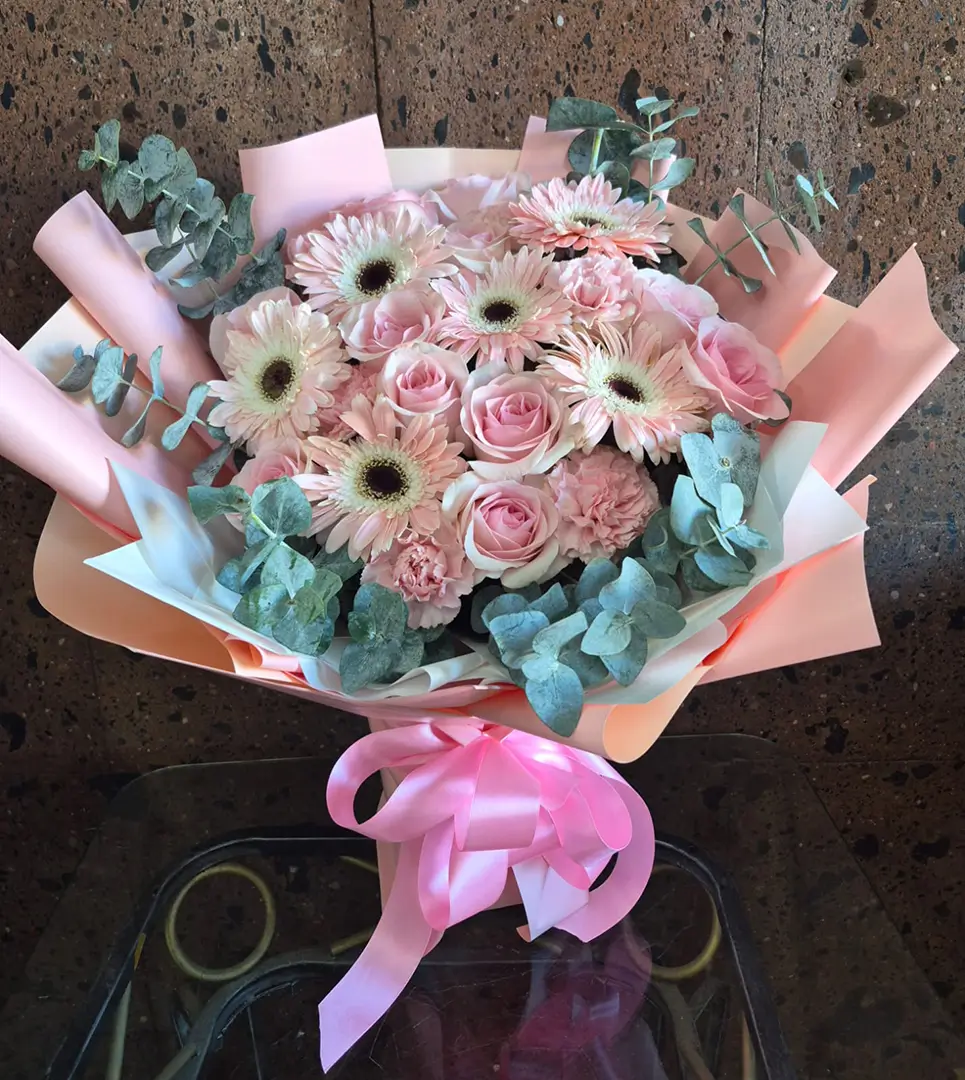 Ramo en Base Rosas, Gerberas y Claveles – Flores en Cd. Juárez