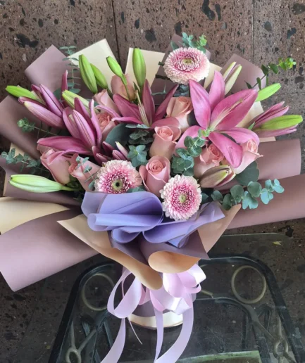 Ramo en Base Rosas, Gerberas y Lilis – Flores en Cd. Juárez
