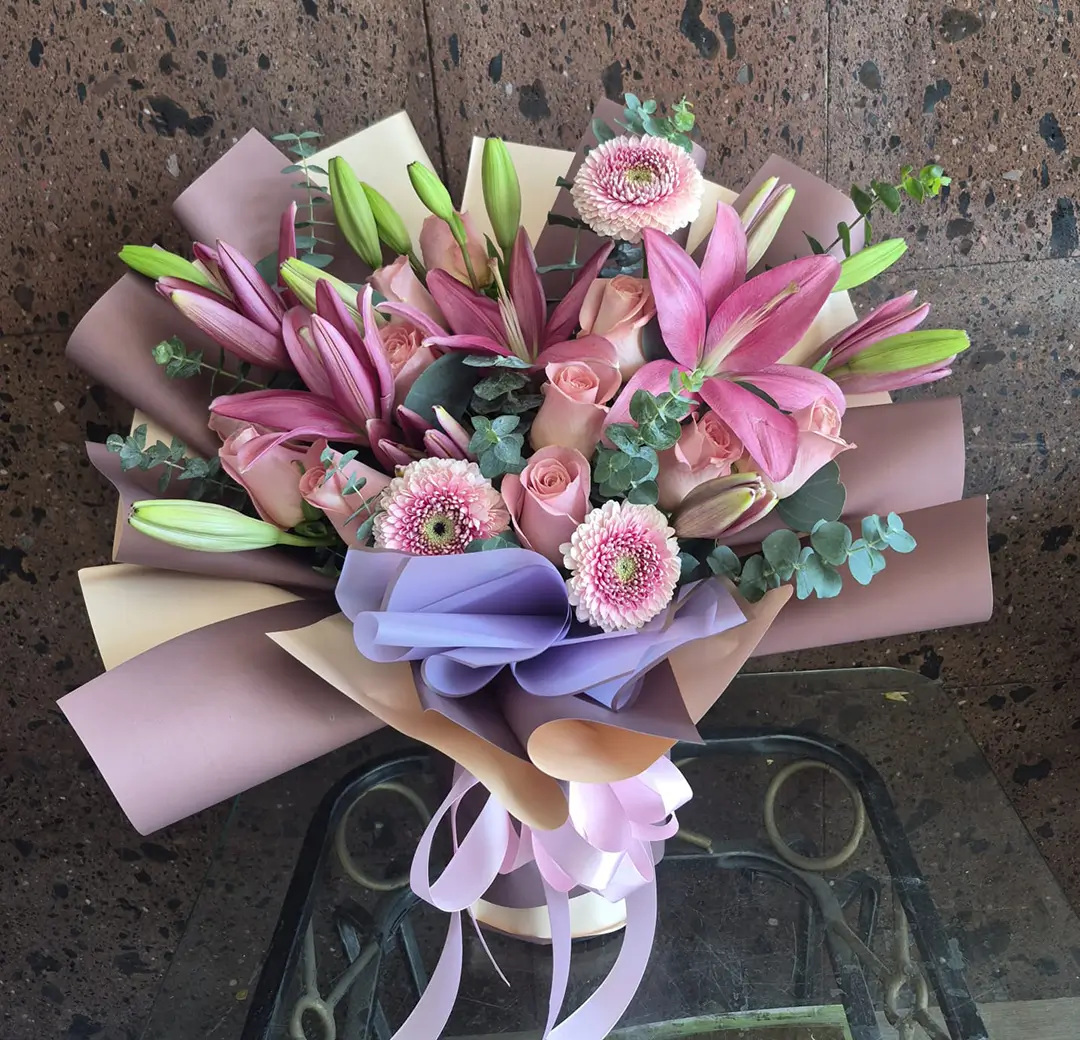 Ramo en Base Rosas, Gerberas y Lilis – Flores en Cd. Juárez